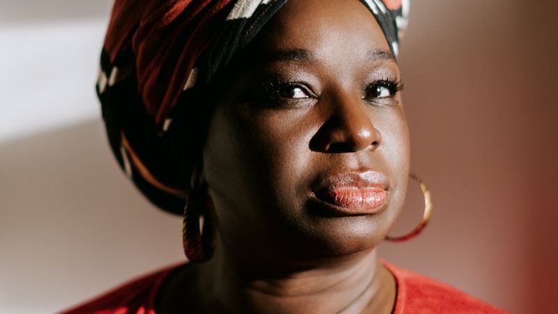 Axelle Jah Njiké, autrice, podcastrice et chroniqueuse ©Marie Rouge. Tous droits réservés.