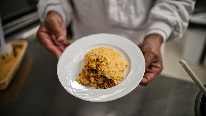 Parmi les recettes créées par l'équipe R&D de la cuisine centrale, un gratin de patates douces sur crumble de légumes. © Romain Boulanger pour Nantes Métropole