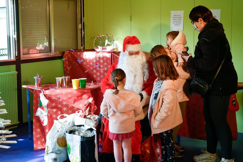 Le Père Noël accueille les enfants.